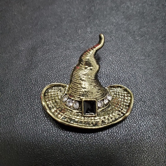 Jewelry - Gold tone witch's hat brooch